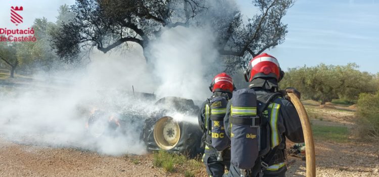 Incendio de un tractor en Canet lo Roig