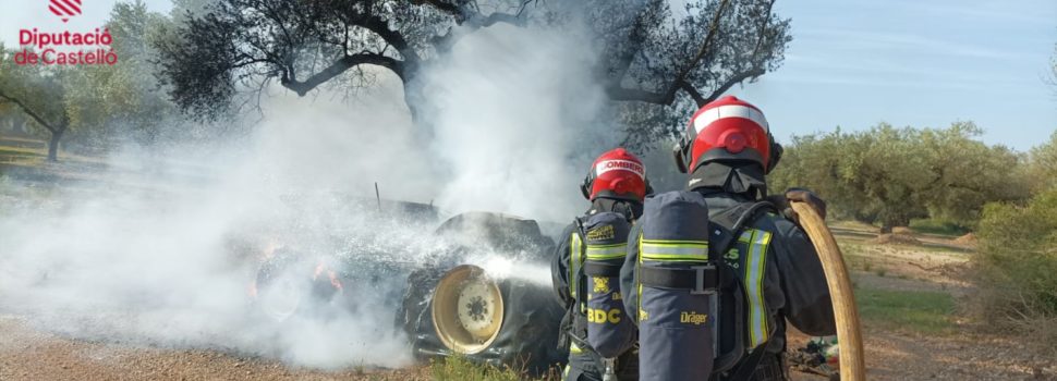 Incendio de un tractor en Canet lo Roig