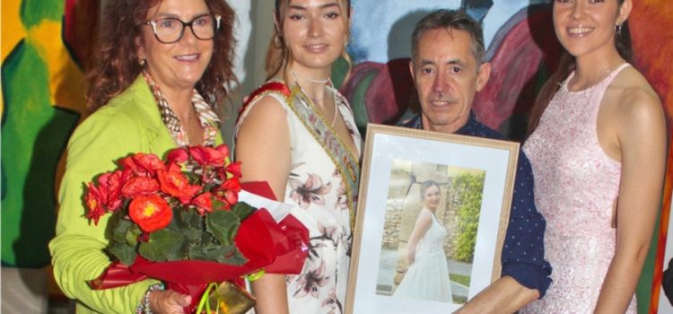 El CMC presenta la seua dama, María Andreu Barró, elegida reina de festes de Vinaròs