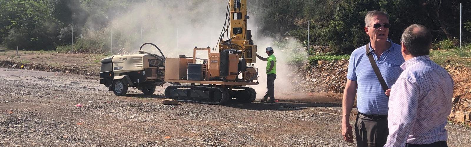 Els tècnics visiten les obres de la connexió energètica del depòsit de les Pedreres a Santa Magdalena