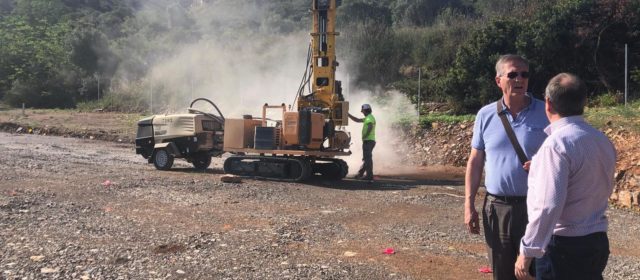 Els tècnics visiten les obres de la connexió energètica del depòsit de les Pedreres a Santa Magdalena
