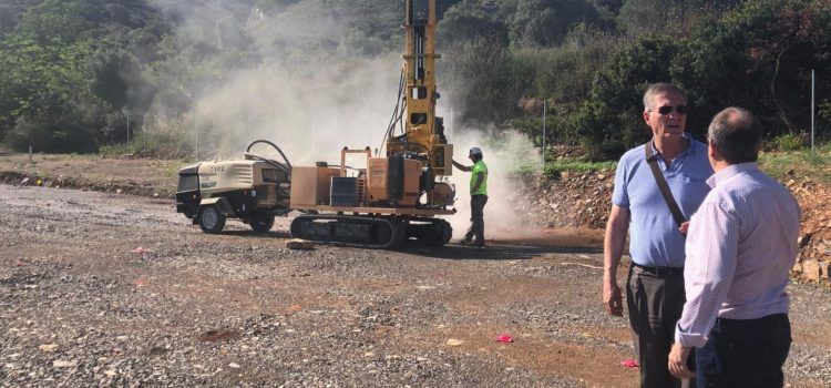 Els tècnics visiten les obres de la connexió energètica del depòsit de les Pedreres a Santa Magdalena