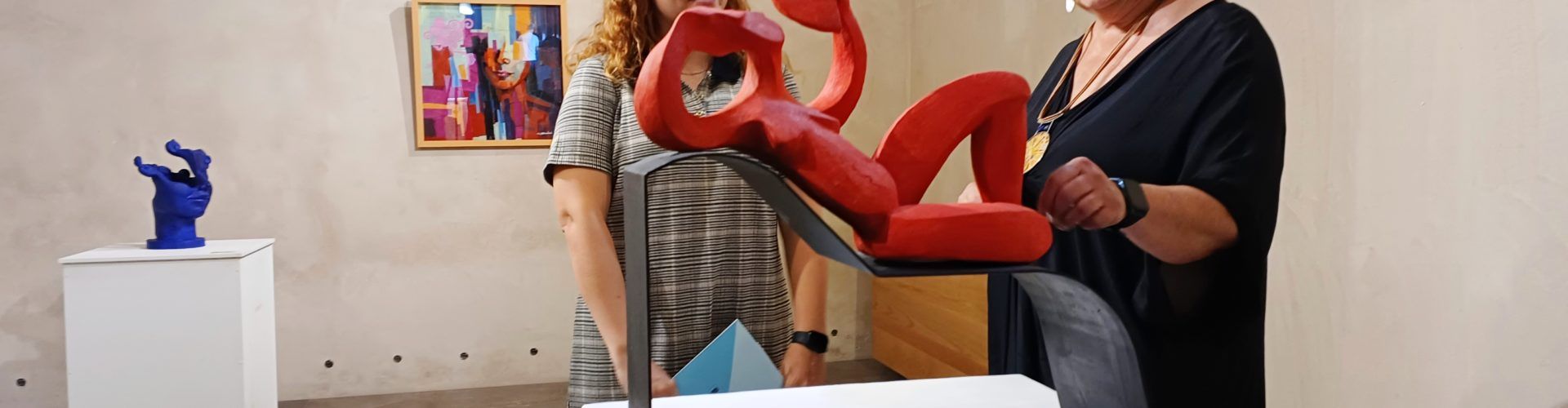 L’escultora de Vinaròs Cinta Barberà exposa “La vida en colors” al MUCBE de Benicarló