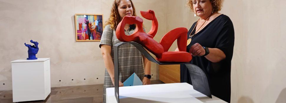 L’escultora de Vinaròs Cinta Barberà exposa “La vida en colors” al MUCBE de Benicarló