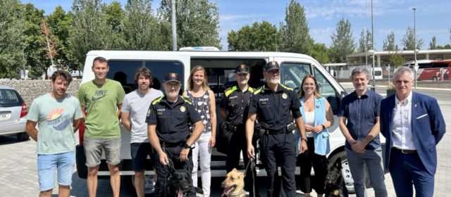 Alumnes de l’Institut Montsià adeqüen una furgoneta en desús per convertir-la en la furgoneta de la unitat canina de la Policia Local