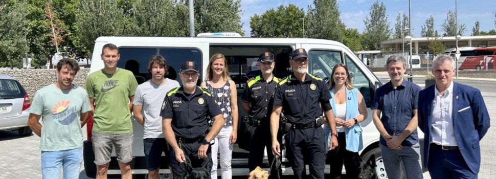 Alumnes de l’Institut Montsià adeqüen una furgoneta en desús per convertir-la en la furgoneta de la unitat canina de la Policia Local