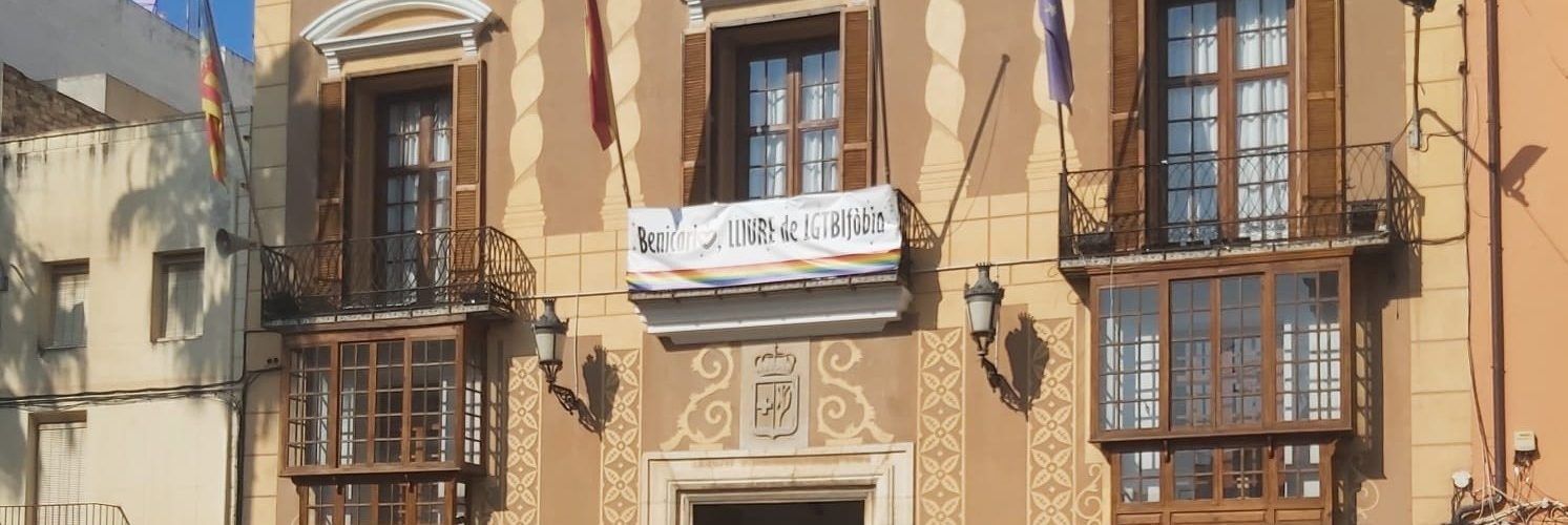 VOX Benicarló exige retirar la pancarta LGTBI+ de la fachada del Ayuntamiento