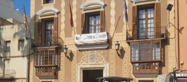 VOX Benicarló exige retirar la pancarta LGTBI+ de la fachada del Ayuntamiento