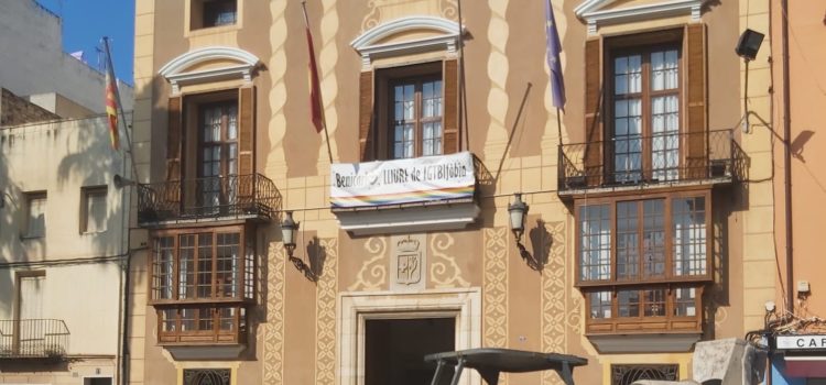 VOX Benicarló exige retirar la pancarta LGTBI+ de la fachada del Ayuntamiento