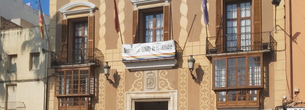 VOX Benicarló exige retirar la pancarta LGTBI+ de la fachada del Ayuntamiento