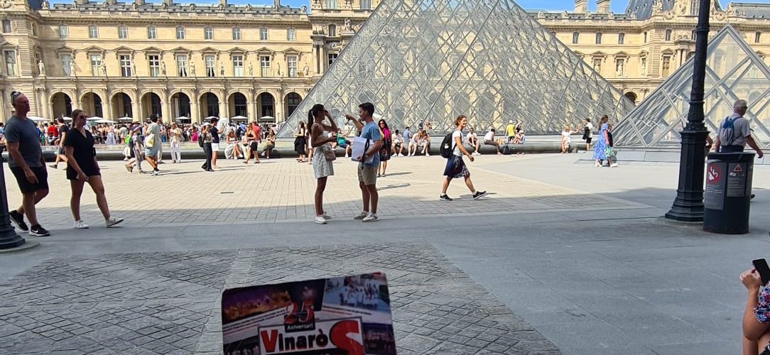 Un imant del Vinaròs News, davant del Louvre
