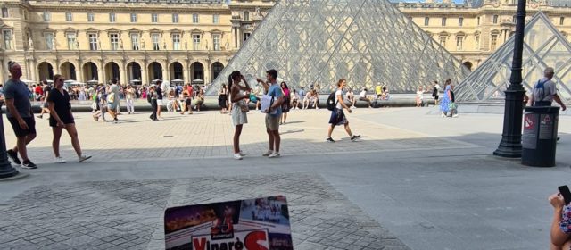 Un imant del Vinaròs News, davant del Louvre