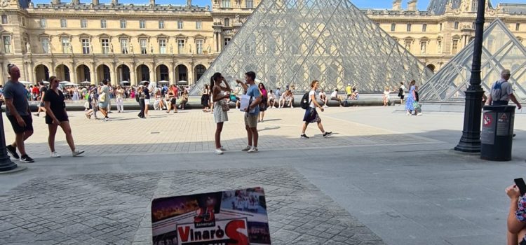 Un imant del Vinaròs News, davant del Louvre