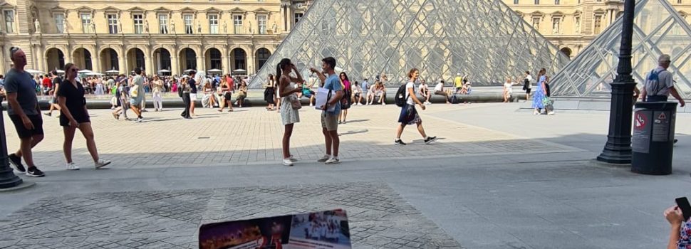 Un imant del Vinaròs News, davant del Louvre