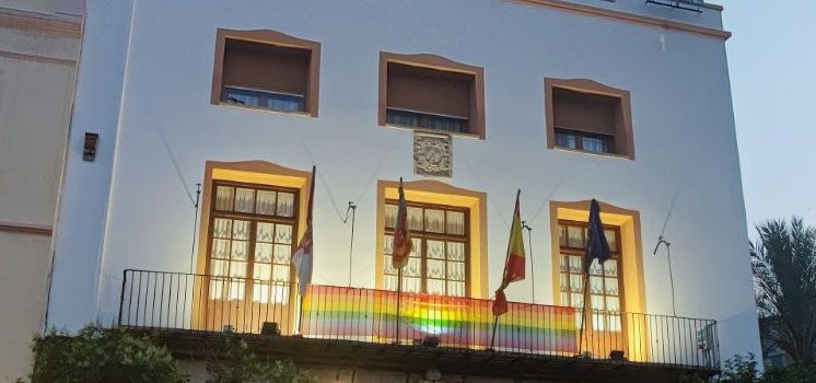 El Grupo Municipal de Vox exige la retirada de la que considera “pancarta ideológica” LGTBI+