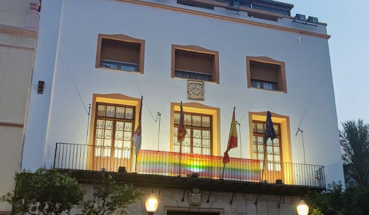 El Grupo Municipal de Vox exige la retirada de la que considera “pancarta ideológica” LGTBI+