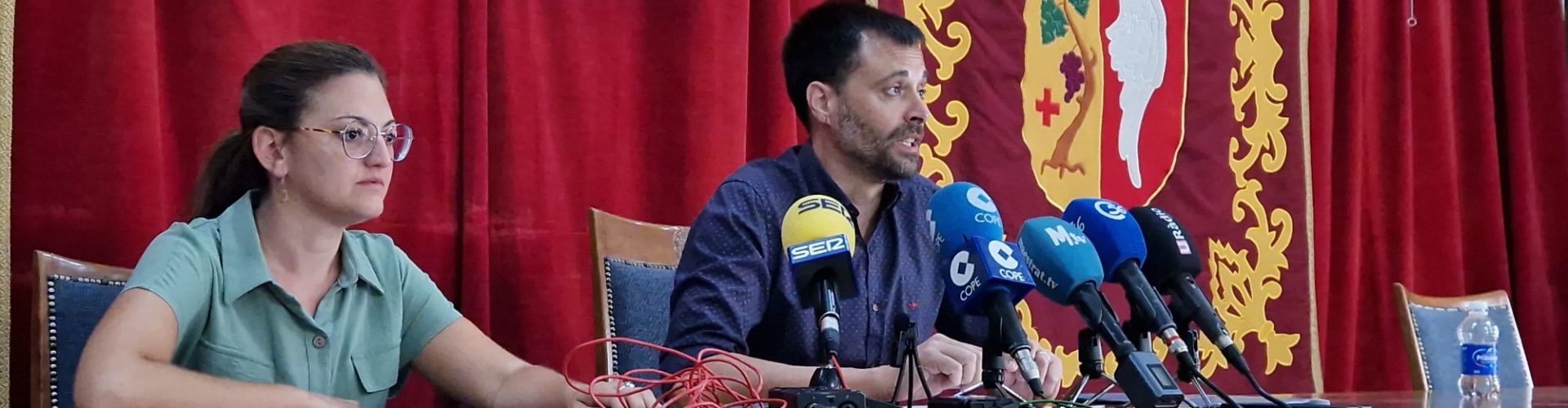L’alcalde Guillem Alsina i la regidora Paula Cerdà presenten el nou cartipàs municipal