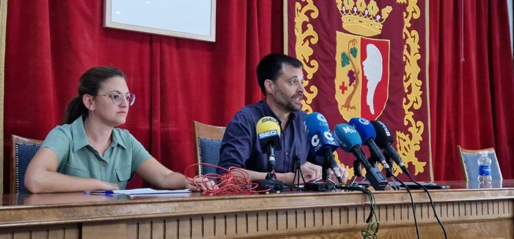 L’alcalde Guillem Alsina i la regidora Paula Cerdà presenten el nou cartipàs municipal
