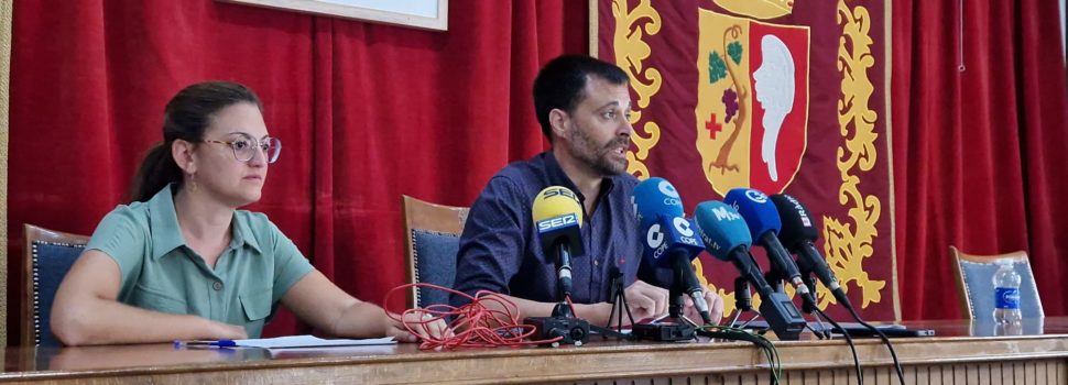 L’alcalde Guillem Alsina i la regidora Paula Cerdà presenten el nou cartipàs municipal