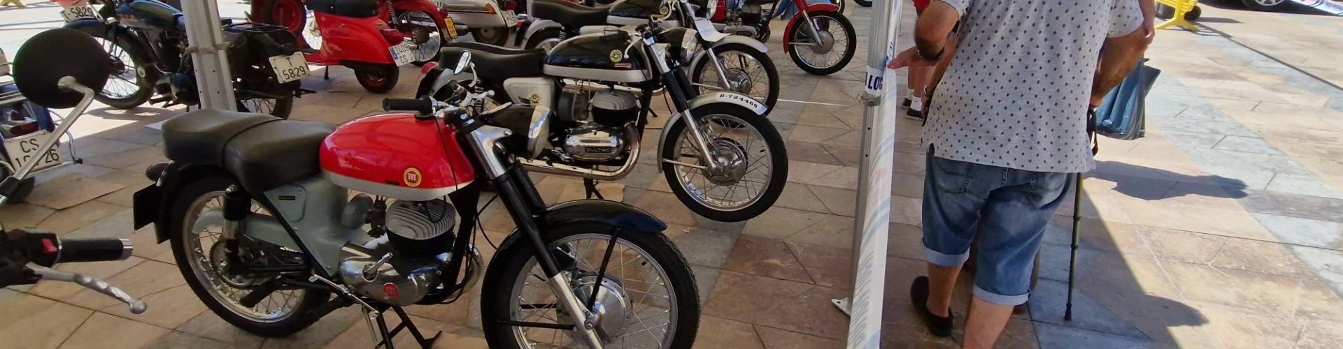 Exhibició de cotxes i motos antics pel Club Motor Clàssic Vinaròs