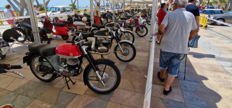Exhibició de cotxes i motos antics pel Club Motor Clàssic Vinaròs