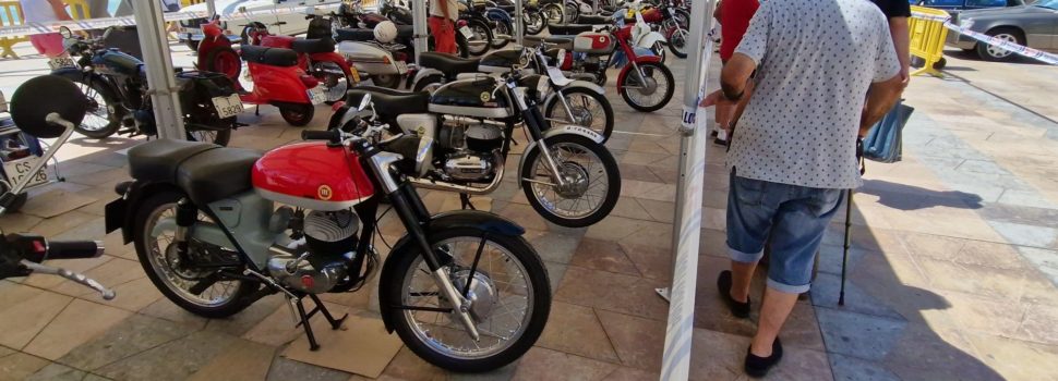 Exhibició de cotxes i motos antics pel Club Motor Clàssic Vinaròs