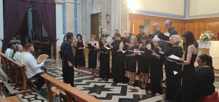 La Coral Veus de Sant Jordi rep forts aplaudiements
