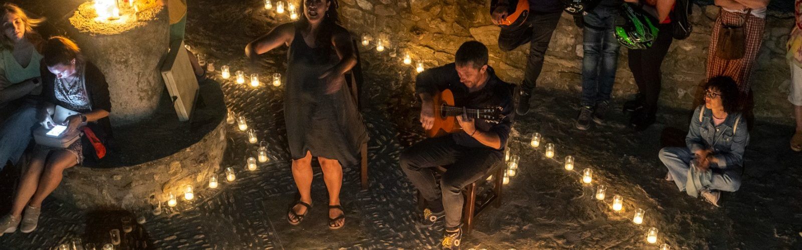 Dos concerts en acústic organitzats per Alt Maestrat Human Land delecten en la ‘Encesa’ de Culla