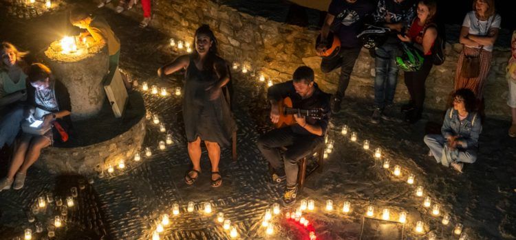 Dos concerts en acústic organitzats per Alt Maestrat Human Land delecten en la ‘Encesa’ de Culla