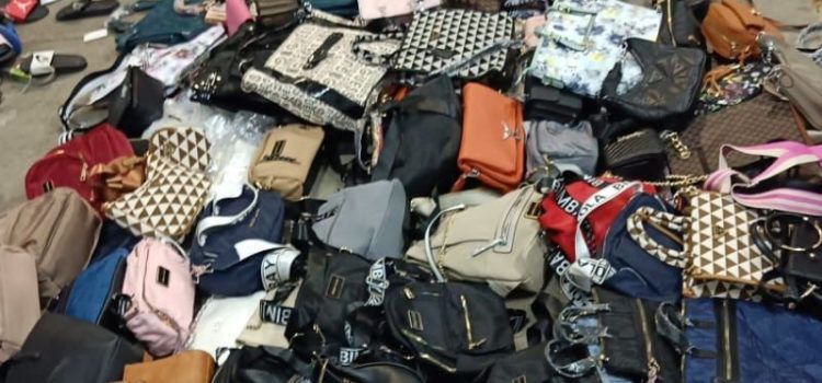 La Guardia Civil y la Policía local de Peñíscola han detenido a cinco personas dedicadas a la venta de artículos falsificados