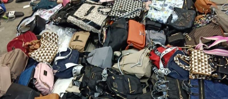 La Guardia Civil y la Policía local de Peñíscola han detenido a cinco personas dedicadas a la venta de artículos falsificados