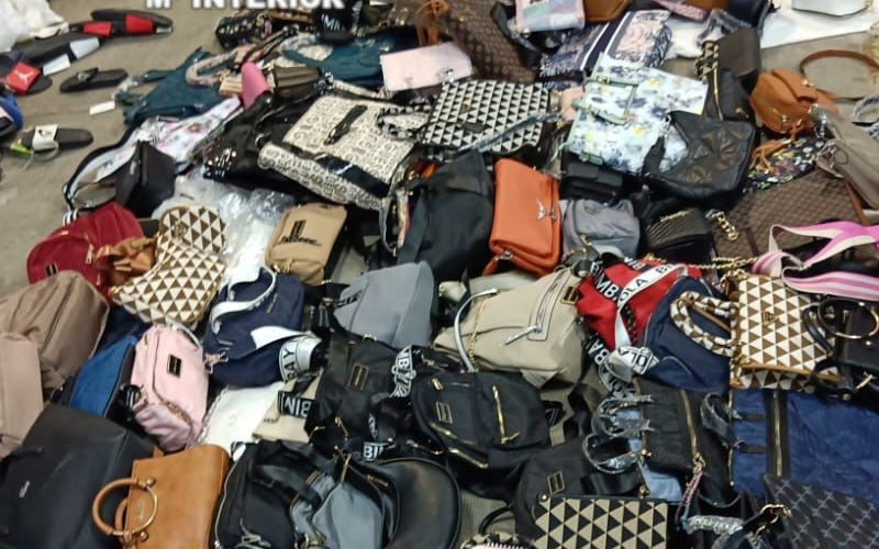 La Guardia Civil y la Policía local de Peñíscola han detenido a cinco personas dedicadas a la venta de artículos falsificados