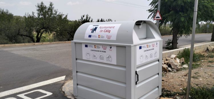 L’Ajuntament de Càlig instal·la un contenidor per a la recollida de roba i productes tèxtils