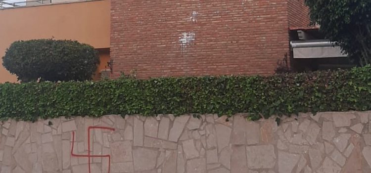 Pinten una esvàstica i llancen pintura a una casa de la zona nord de Vinaròs