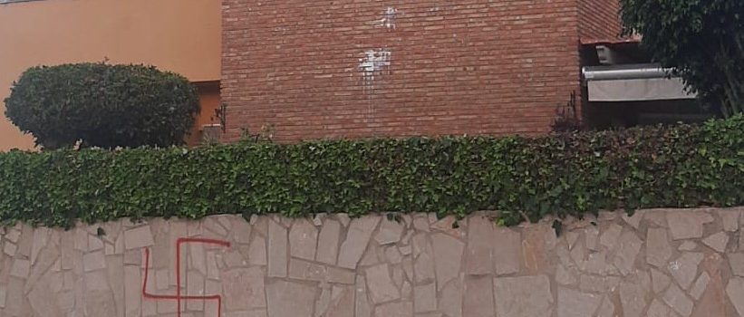 Pinten una esvàstica i llancen pintura a una casa de la zona nord de Vinaròs