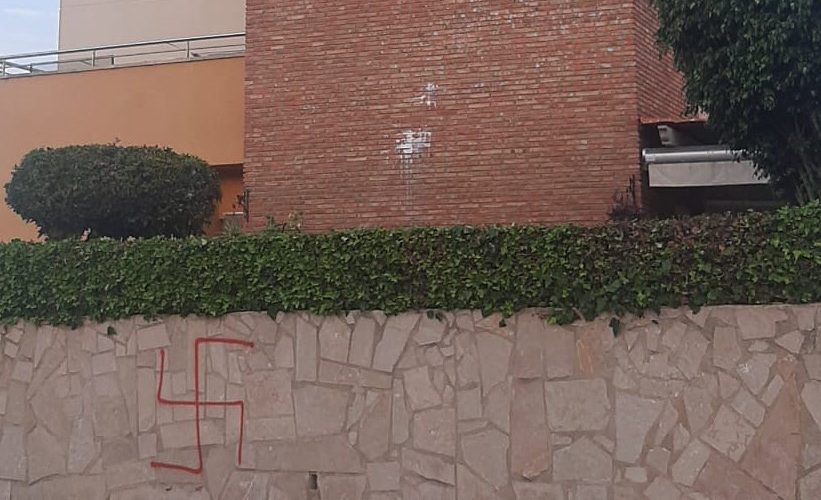 Pinten una esvàstica i llancen pintura a una casa de la zona nord de Vinaròs