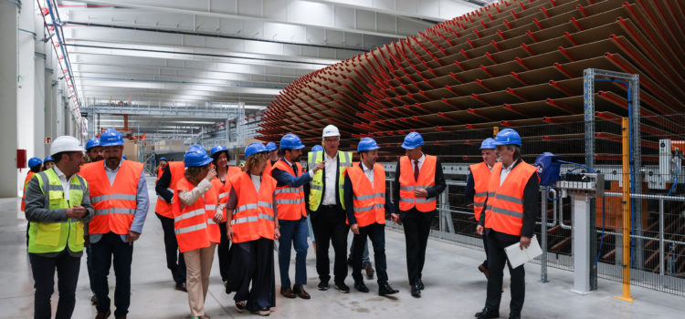 Govern i Kronospan acorden que l’empresa inverteixi 150 milions d’euros per una nova línia de producció a Tortosa