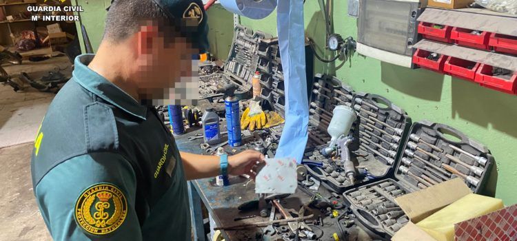 La Guardia Civil localiza un taller mecánico ilegal, dentro de una nave industrial de grandes dimensiones en Amposta