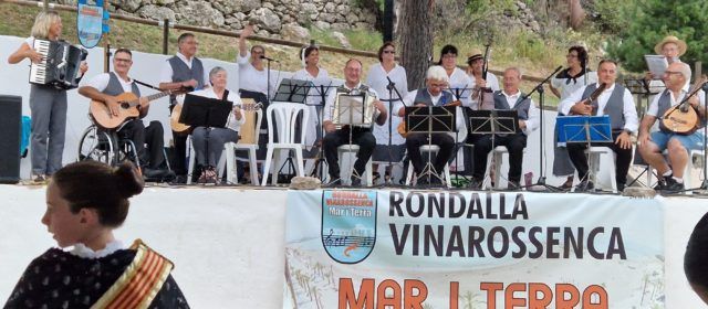 Actuació de la rondalla vinarossenca Mar i Terra a Vallibona amb debut de tres nous integrants