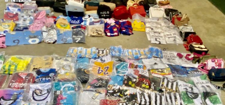 Operación contra el top manta en Peñíscola: 13 personas detenidas e incautadas 2.000 prendas falsificadas cuyo valor se aproxima a los 90.000 euros