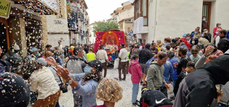 El mal tiempo no resta brillantez y participación al día grande de L’Anunci de Morella