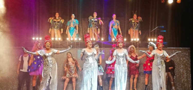 Gran èxit de “La Farsa companyia” a Vinaròs amb “Priscilla, una estrella en las Vegas”