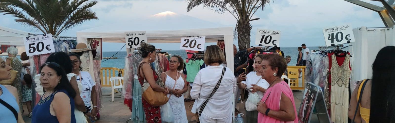 Quinze botigues de Vinaròs “obrin” avui diumenge al passeig
