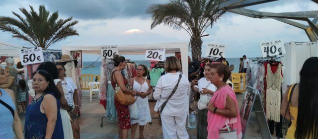 Quinze botigues de Vinaròs “obrin” avui diumenge al passeig