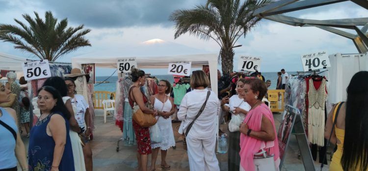 Quinze botigues de Vinaròs “obrin” avui diumenge al passeig