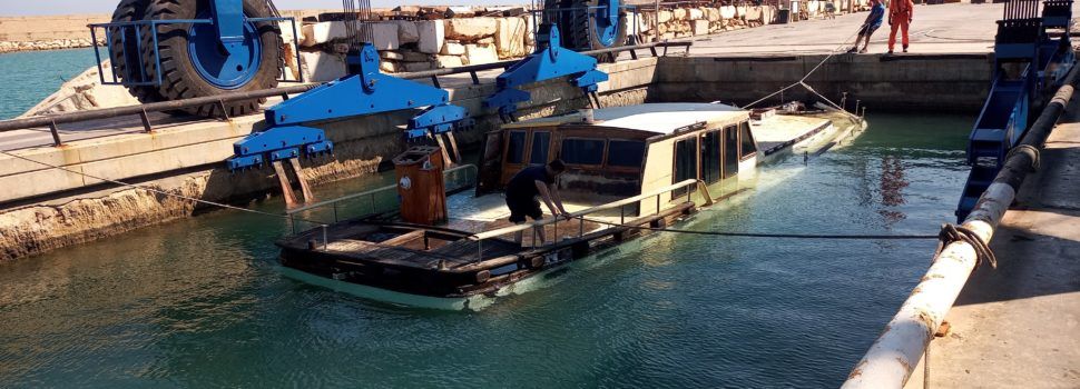 Porten fins a Vinaròs una goleta mig enfonsada davant de les Cases d’Alcanar
