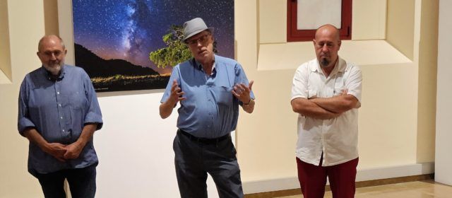 El benicarlando Lluís Ibáñez exposa a Amposta les seues fotos nocturnes d’arbres