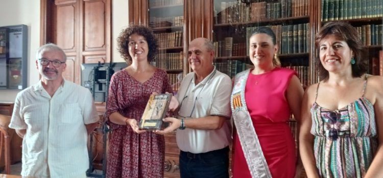 L’Ajuntament de Benicarló reconeix Beatriz Fernández Aucejo, directora convidada de la serenata