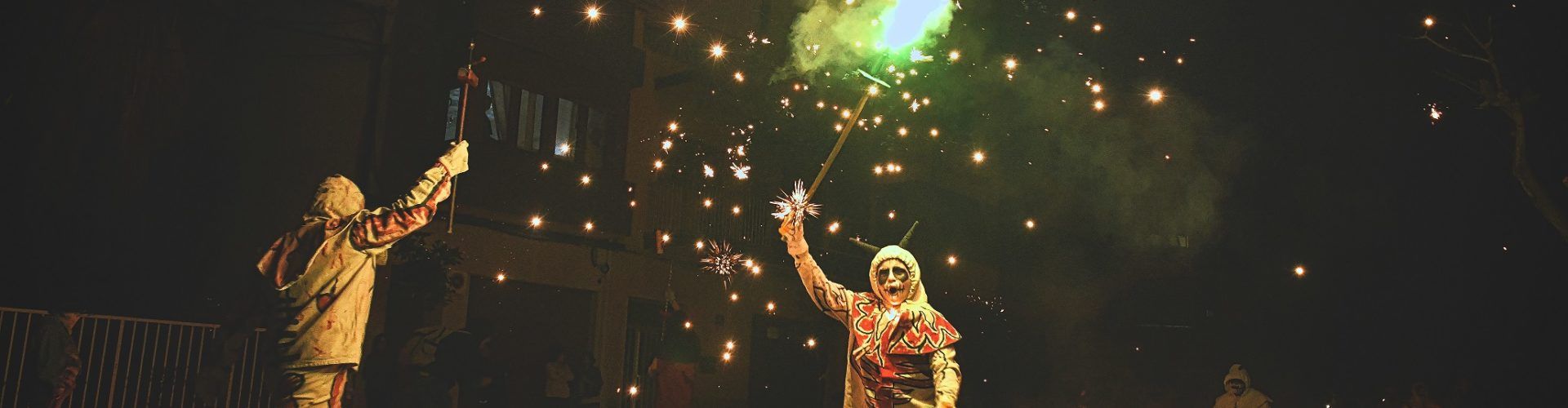 Un correfoc i el castell de focs artificials tanquen amb èxit les festes d’Alcalà