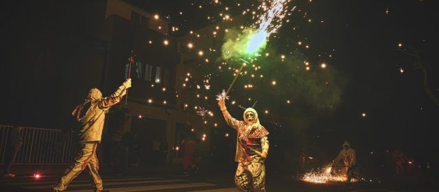 Un correfoc i el castell de focs artificials tanquen amb èxit les festes d’Alcalà